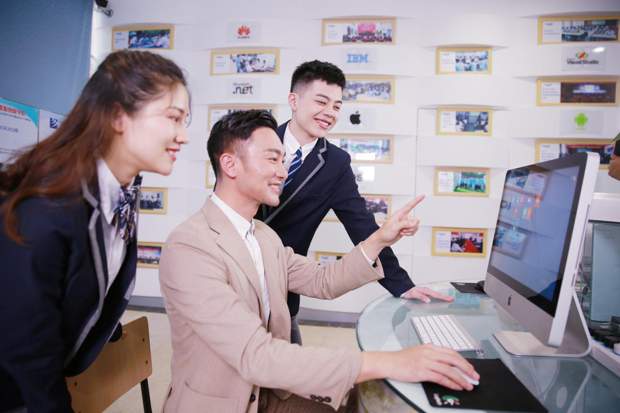 What？聽說新華云課堂能帶你走出傳統(tǒng)課堂，享受個性化學(xué)習(xí)！