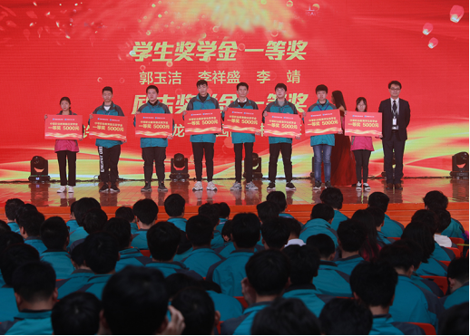 新華電腦教育：帶薪實訓(xùn)，邊拿薪水邊學(xué)習(xí)