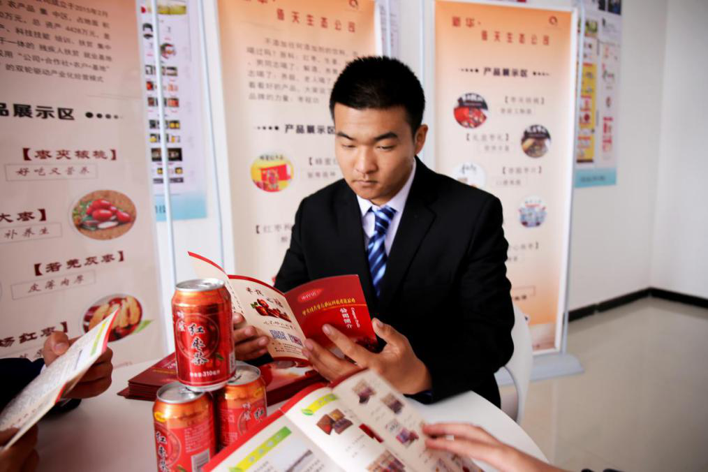 燃爆！麗江石榴哥現(xiàn)場(chǎng)連麥新華電商<a href=http://njxh.cn target=_blank class=infotextkey>專業(yè)</a>學(xué)子