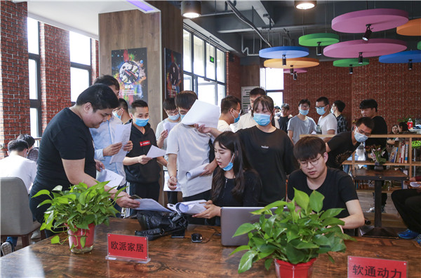 就業(yè)保障丨千企萬崗進校園，助力學子精準就業(yè)！