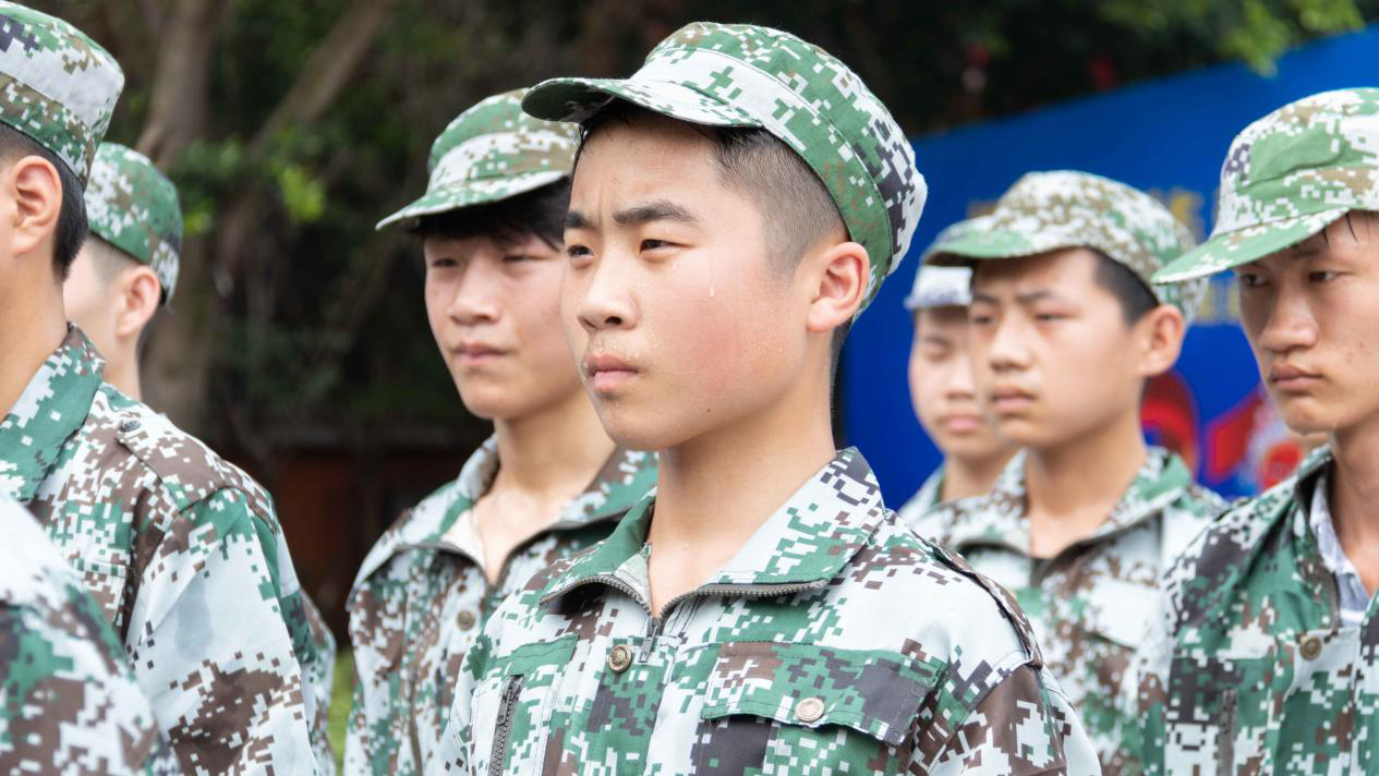 新華“三教三訓(xùn)”之軍訓(xùn)|揮灑汗水書寫迷彩青春！