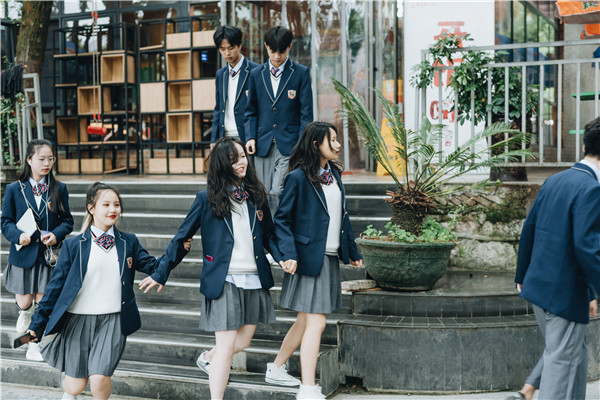小孩兒初三了學(xué)習(xí)成績(jī)不理想，是上普高還是上職中學(xué)一門技術(shù)？