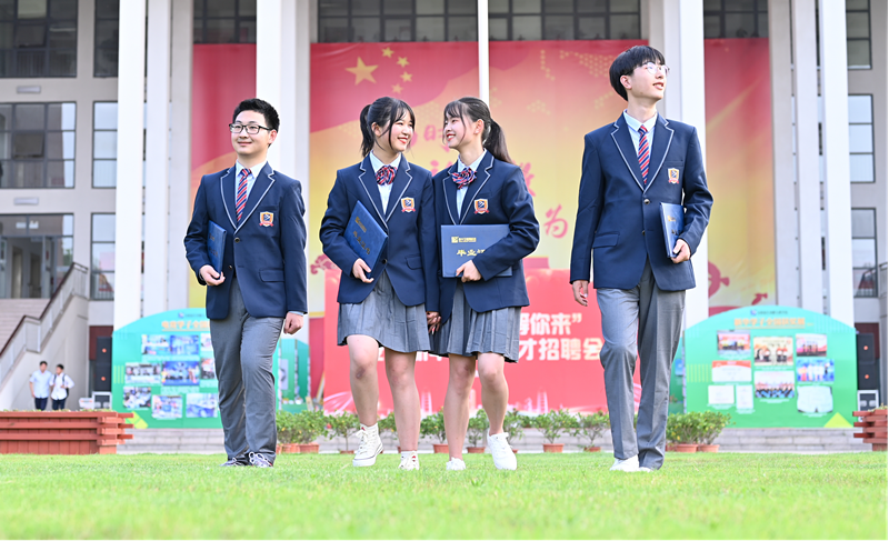 12位學霸天團推薦新華電腦學校，你不了解一下嗎？