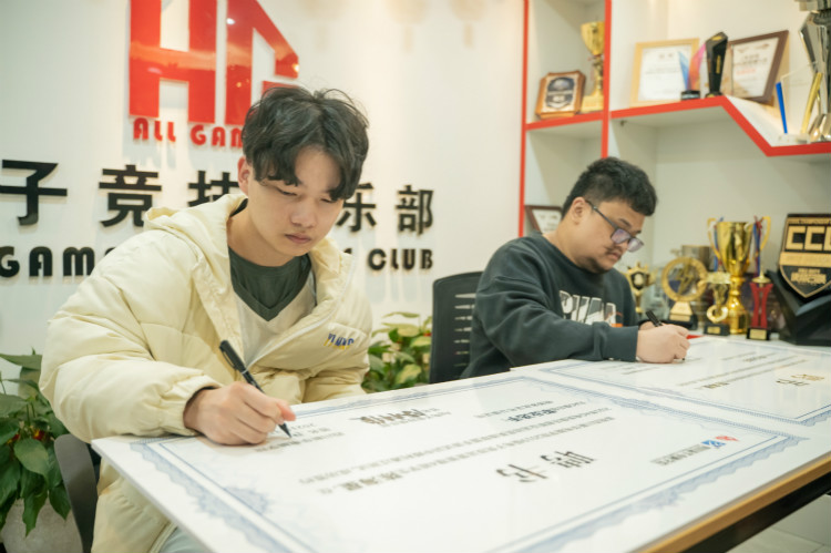 實(shí)力見證！又一新華電腦教育學(xué)子簽約AG俱樂部！