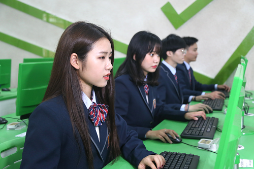 女生初中畢業(yè)學(xué)什么？女生適合學(xué)互聯(lián)網(wǎng)嗎？