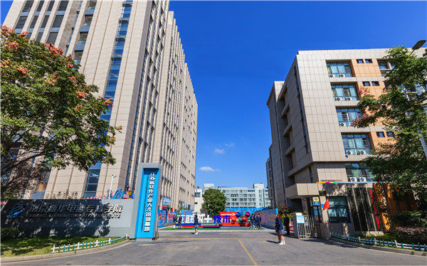 南京有什么學校適合初中畢業(yè)的？