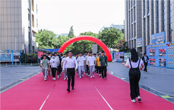 巔峰實(shí)習(xí)，京彩有你 ——南京新華京東618實(shí)習(xí)項(xiàng)目總結(jié)與表彰大會(huì)圓滿結(jié)束