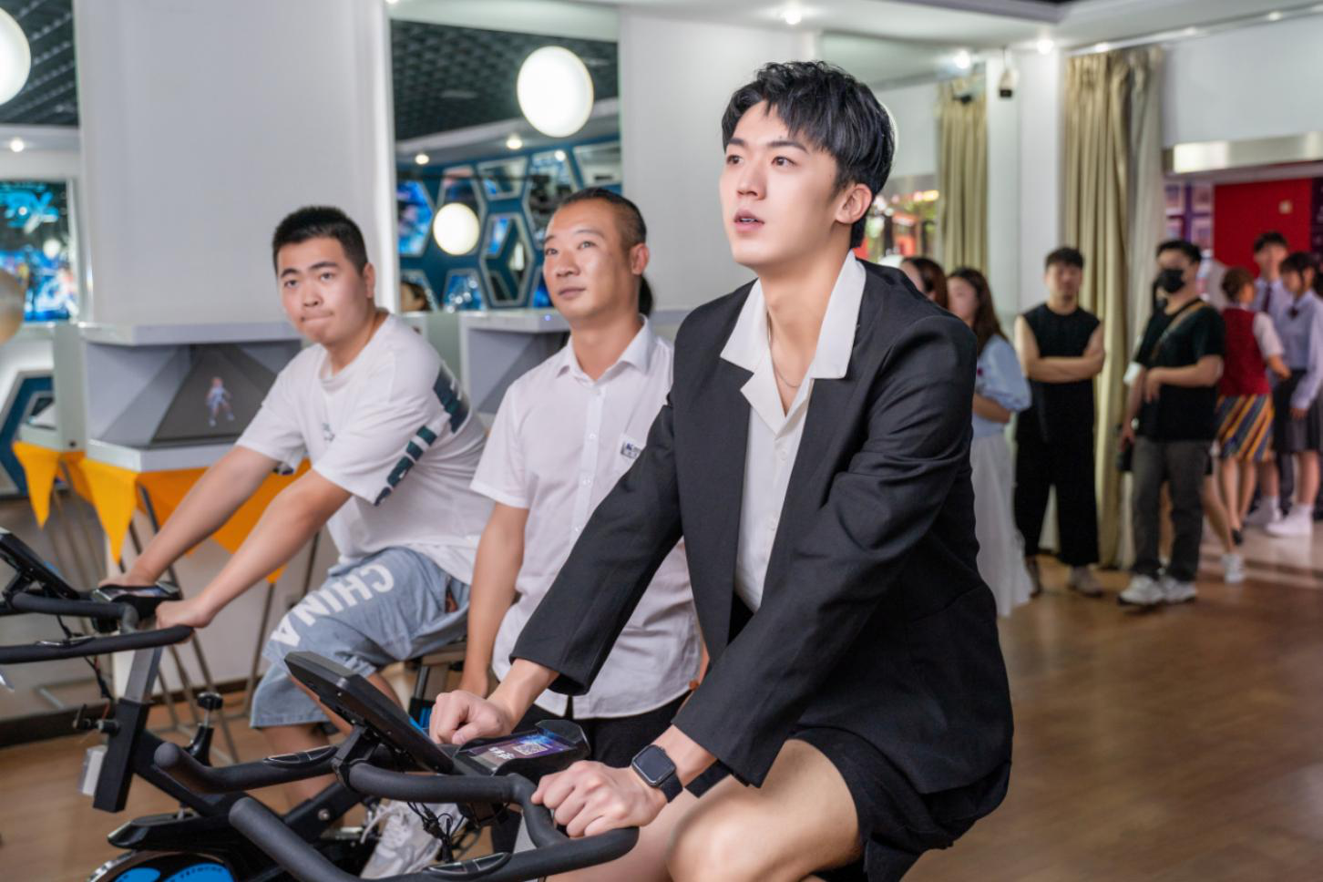 明星帶路|盧東旭探秘校園黑科技，直擊新華硬實力！