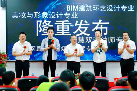 傳遞向上力量！新華電腦學(xué)?！独蠋焷砹恕?月繼續(xù)開講！
