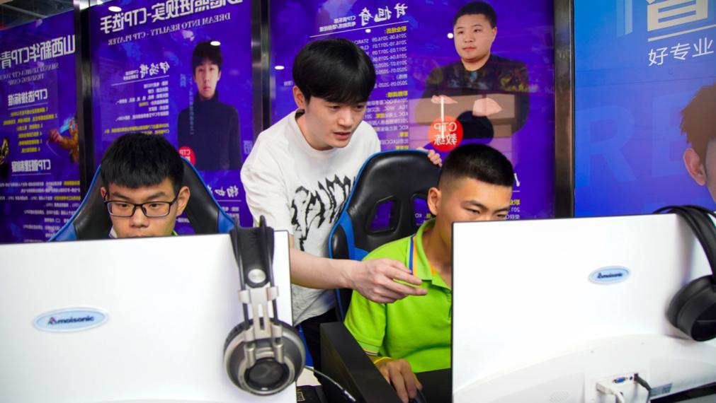 傳遞向上力量！新華電腦學(xué)?！独蠋焷砹恕?月繼續(xù)開講！