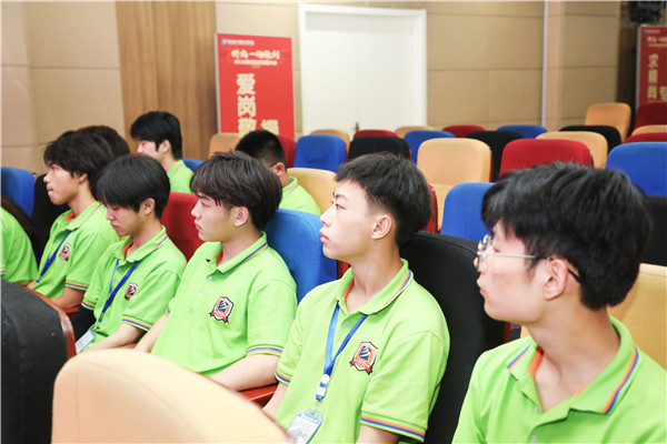 為幫助我校學(xué)生明確職業(yè)生涯規(guī)劃，確定個(gè)人職業(yè)方向，強(qiáng)化職業(yè)規(guī)劃意識(shí)，更好地樹立個(gè)人理想，2022年7月29日，南京新華電腦專修學(xué)校在學(xué)術(shù)報(bào)告廳舉行第十二屆職業(yè)生涯規(guī)劃演講大賽