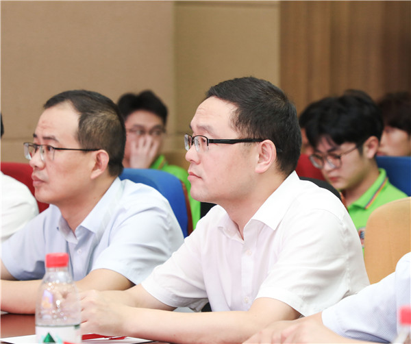 為幫助我校學(xué)生明確職業(yè)生涯規(guī)劃，確定個(gè)人職業(yè)方向，強(qiáng)化職業(yè)規(guī)劃意識(shí)，更好地樹立個(gè)人理想，2022年7月29日，南京新華電腦專修學(xué)校在學(xué)術(shù)報(bào)告廳舉行第十二屆職業(yè)生涯規(guī)劃演講大賽