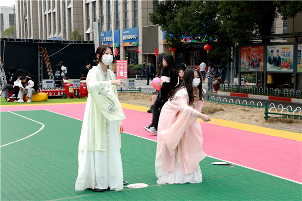 “三八”國(guó)際婦女節(jié)來(lái)臨，南京新華向所有女性致以節(jié)日最美好的祝福！