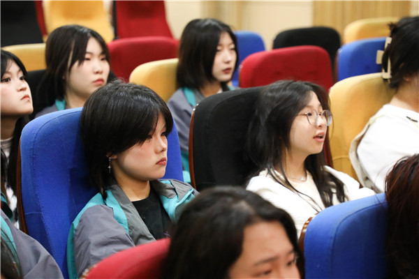 家?；?dòng) 共促成長(zhǎng)|南京新華《商業(yè)美工后期實(shí)訓(xùn)》課程結(jié)課答辯順利結(jié)束
