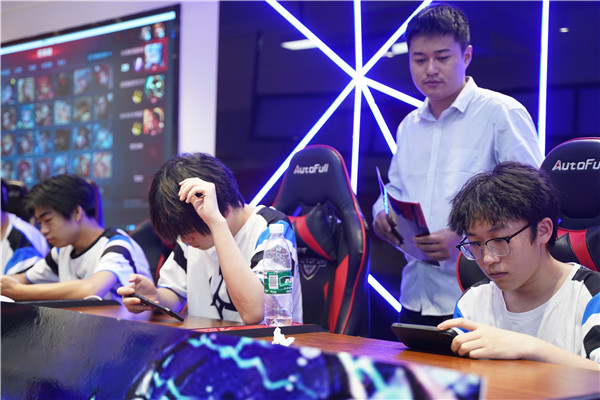 恭喜！我校學(xué)生代表隊榮獲2023 年“迎亞運”新華電腦教育王者榮耀電競對抗賽亞軍