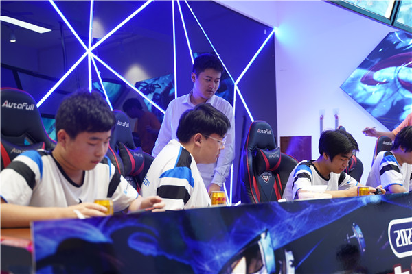 恭喜！我校學(xué)生代表隊榮獲2023 年“迎亞運”新華電腦教育王者榮耀電競對抗賽亞軍