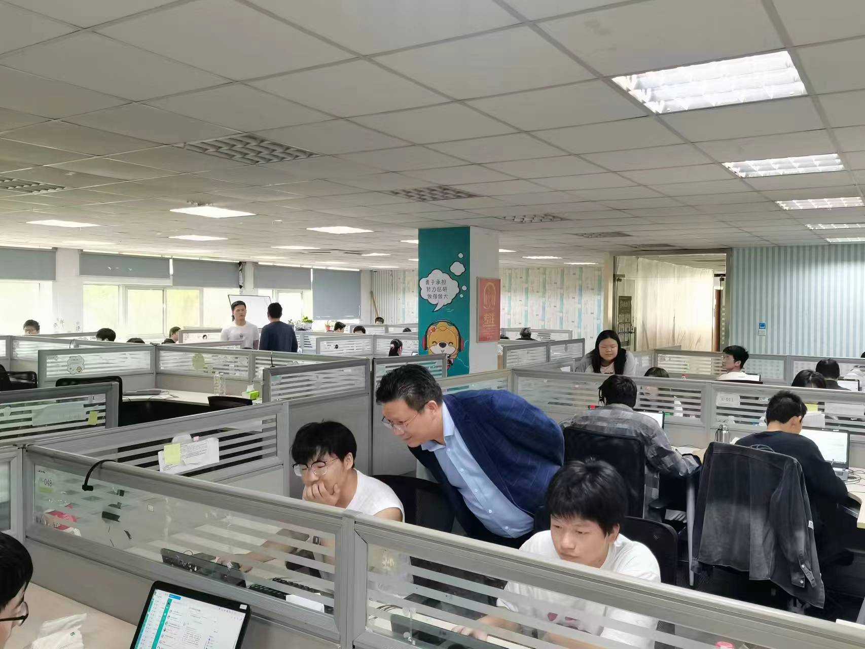 回訪企業(yè)實(shí)習(xí)學(xué)生，關(guān)懷職業(yè)成長(zhǎng)道路