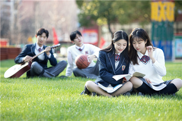 初<a href=http://njxh.cn target=_blank class=infotextkey>高中</a>女生選什么<a href=http://njxh.cn target=_blank class=infotextkey>專(zhuān)業(yè)</a>好？