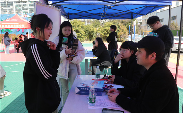 新華筑夢，職贏未來 南京新華2024年春季校園招聘會(huì)暨校企融合簽約儀式圓滿舉行