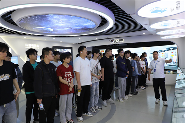 南京新華電腦專修學(xué)校芯片封裝與檢測<a href=http://njxh.cn target=_blank class=infotextkey>專業(yè)</a>學(xué)生深入華天科技（南京）有限公司實踐學(xué)習