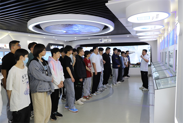 南京新華電腦專修學(xué)校芯片封裝與檢測<a href=http://njxh.cn target=_blank class=infotextkey>專業(yè)</a>學(xué)生深入華天科技（南京）有限公司實踐學(xué)習