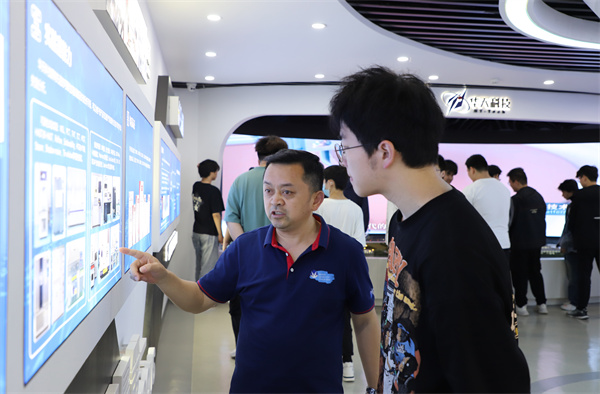 南京新華電腦專修學(xué)校芯片封裝與檢測<a href=http://njxh.cn target=_blank class=infotextkey>專業(yè)</a>學(xué)生深入華天科技（南京）有限公司實踐學(xué)習