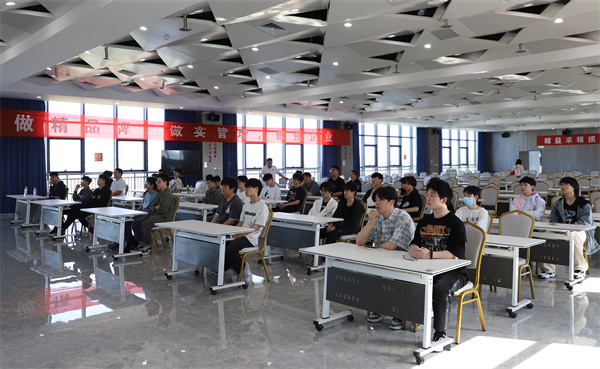南京新華電腦專修學(xué)校芯片封裝與檢測<a href=http://njxh.cn target=_blank class=infotextkey>專業(yè)</a>學(xué)生深入華天科技（南京）有限公司實踐學(xué)習
