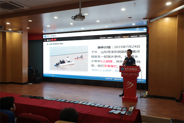 南京新華電腦專修學校舉辦新生安全教育講座，鄭德剛老師精彩開講