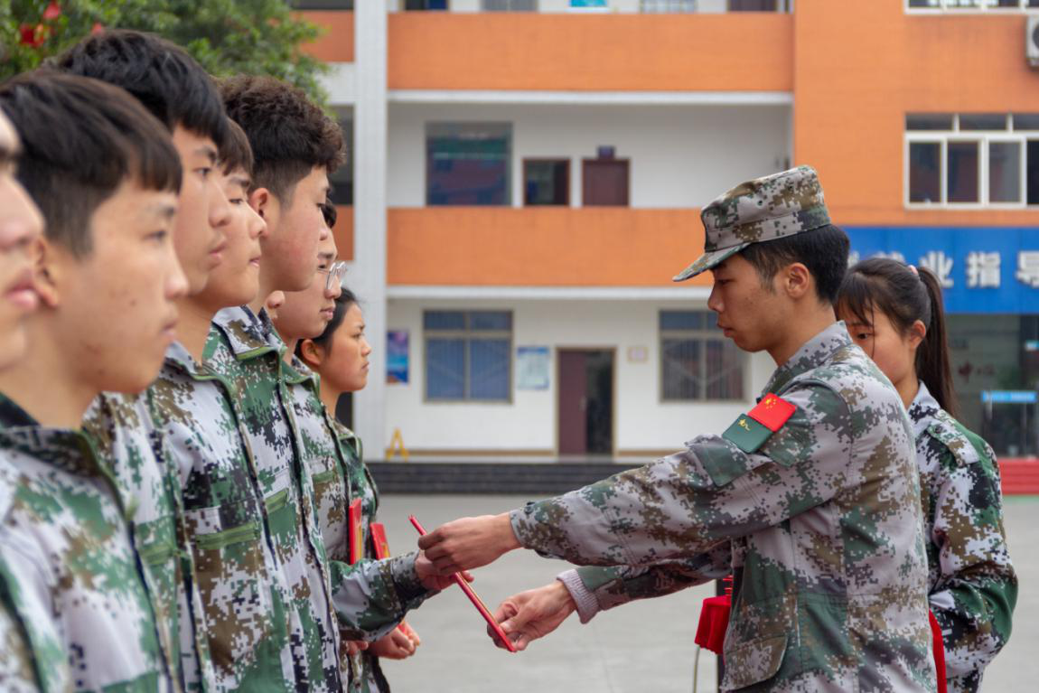 新華“三教三訓(xùn)”之軍訓(xùn)|揮灑汗水書寫迷彩青春！