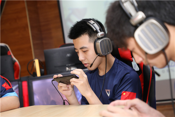 如何看待 Miss 爆料「Faker 年薪 5800 萬，LPL 選手月薪保底 2 萬」？