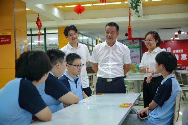 炎炎夏日，心系學(xué)子丨南京新華電腦開展2024級新生慰問活動