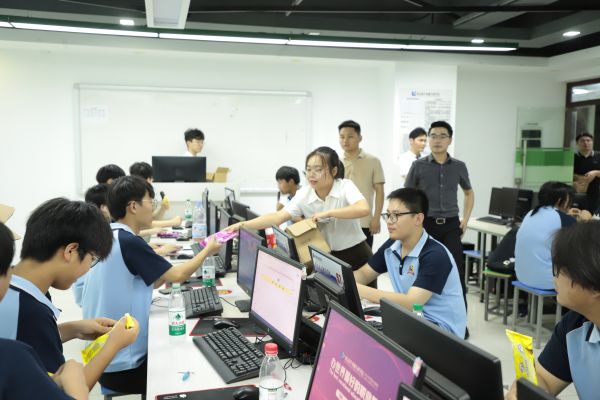 南京新華電腦夏日關(guān)懷行動，助力學(xué)子清涼度夏！