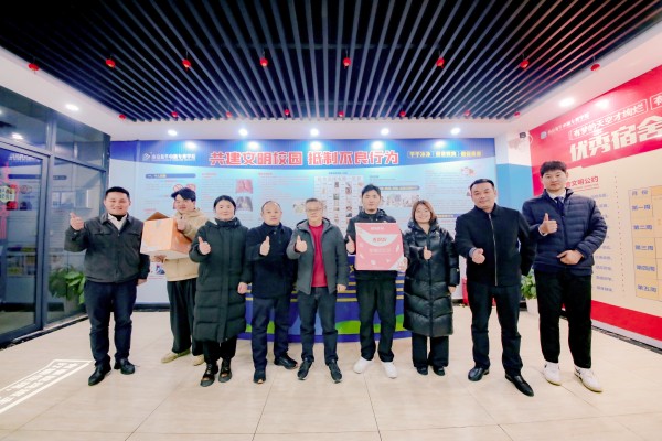 南京新華吳元紅校長(zhǎng)晚間慰問查寢，并為學(xué)生送關(guān)懷！